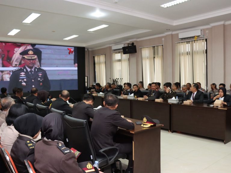 Personil Polres Bontang mengikuti upacara peringatan Hari Bhayangkara ke-77 tahun 2023 Secara Virtual