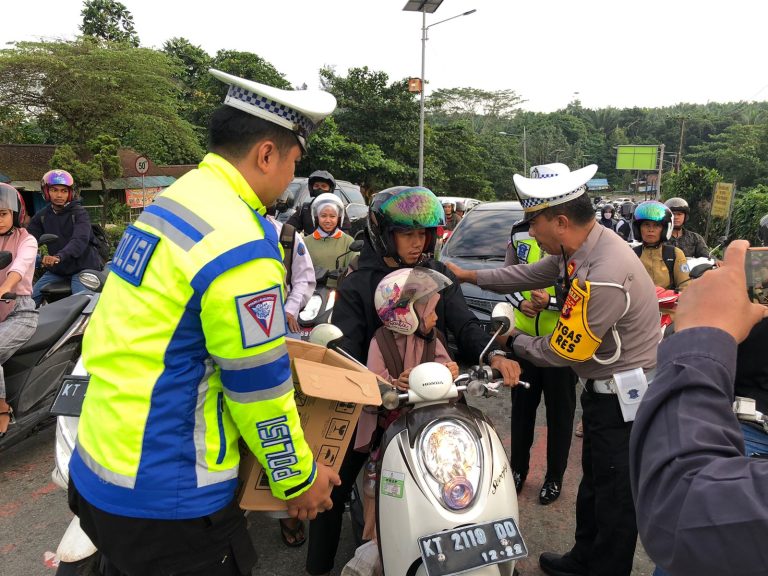 Ungkapkan Trimakasih Polres Bontang Bagikan Bunga Kepada Pengendara Kendaraan Bermotor