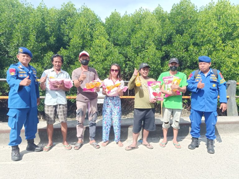 Direktorat Perairan Polda Kaltim Berikan Bantuan Sembako kepada Warga Masyarakat Pesisir Margasari