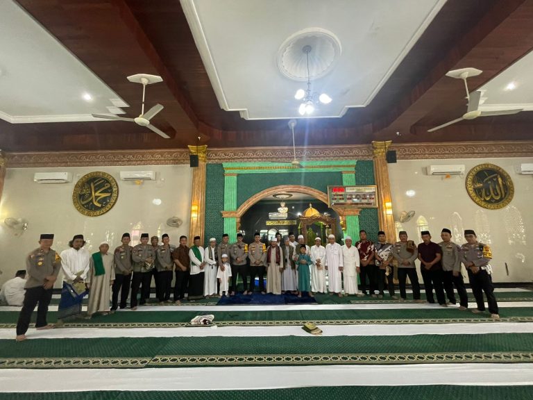 Mempererat Silaturahmi Dengan Tokoh Agama Kapolres Bontang Laksanakan Safari Sholat Jumat di Masjd Al Istiqomah
