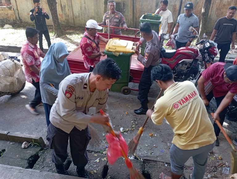 Peduli Lingkungan Jajaran Polres Bontang Bersih Bersih Secara Serentak di Beberapa Lokasi