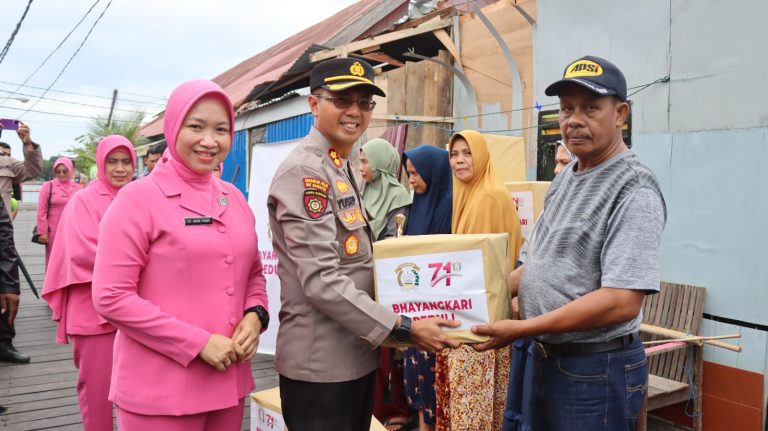 Tinjau Lokasi Korban Putting Beliung Kapolres Bontang Berikan Bantuan Pada Warga Terdampak