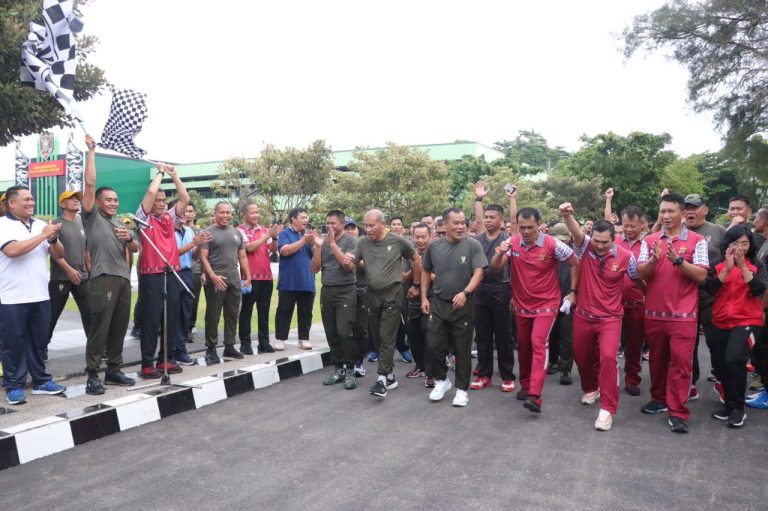 Sinergisitas TNI-Polri, Kapolda Kaltim Hadiri Olahraga Bersama dan Senam Sehat Dalam Rangka HUT ke-65 Kodam VI/Mulawarman