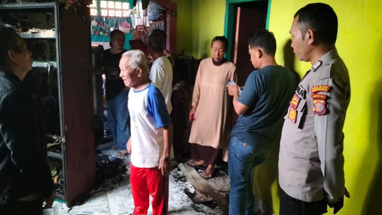 Diduga Korsleting listrik Rumah Warga di Berbas Tengah Nyaris Ludes Terbakar Api
