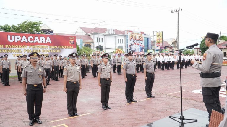 Upacara Korp Raprot 32 Personil Polres Bontang Mendapatkan Kenaikan Pangkat Setingkat Lebih Tinggi