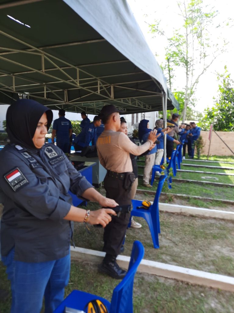 Bekerjasama Dengan Polres Bontang Petugas Lapas IIA Berlatih Menembak