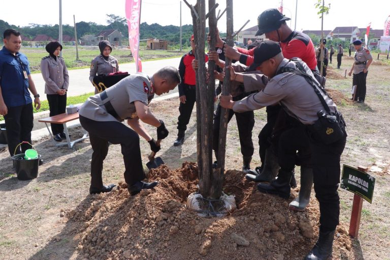 Kapolda Kaltim Pimpin Kegiatan Penanaman Pohon Dalam Rangka Menuju Kampus Hijau