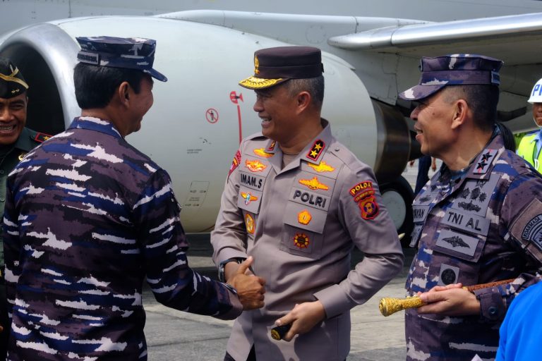 Kapolda Kaltim Hadiri Penjemputan KSAL di Lanud Dhomber Balikpapan