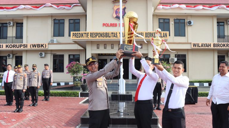 Kami Bangga: Piala Bergilir Walikota Cup 2023 diserahkan Kepada Kapolres Bontang oleh Club Bhayangkara FC