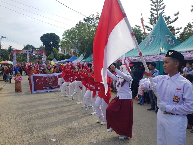 Meriahkan HUT RI ke 78, Bhabinkamtibmas Kelurahan Gunung Elai Ikuti Kegiatan Karnaval Nusantara