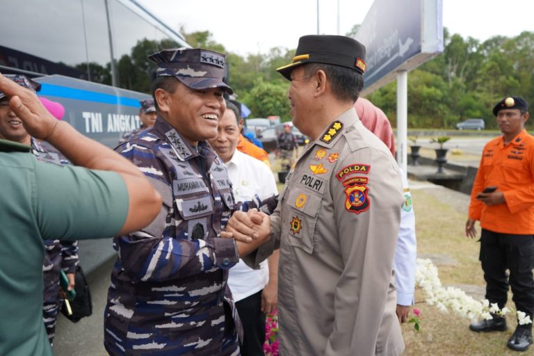 Irwasda Polda Kaltim Antar Kepulangan KSAL di Lanud Dhomber Balikpapan