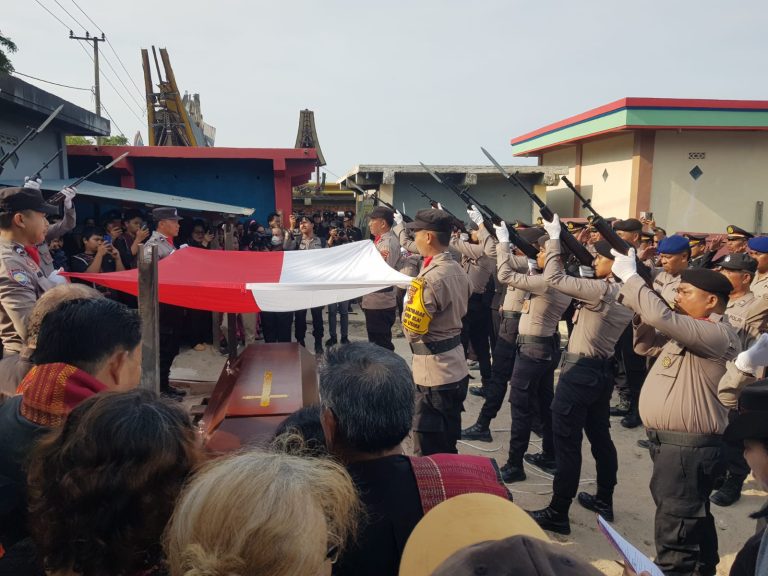 Kapolres Bontang Pimpin Upacara Pemakaman Anggota Polri