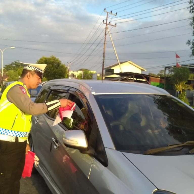 Tingkatkan Jiwa Nasionalisme dan Kebangsaan Masyarakat, Personil Polres Bontang Bagikan Bendera Merah Putih