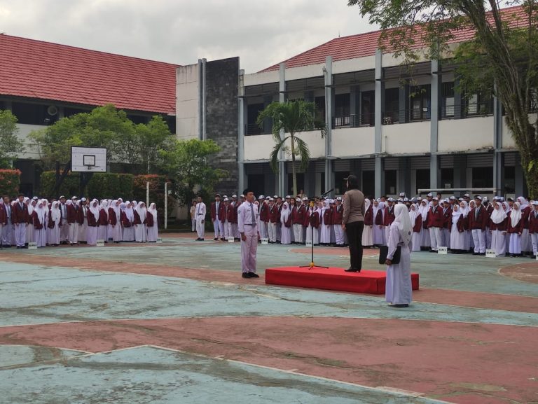 Jadi Pembina Upacara, Iptu Henny Berikan Binluh dan Motivasi Kepada Pelajar SMA N 5 Balikpapan
