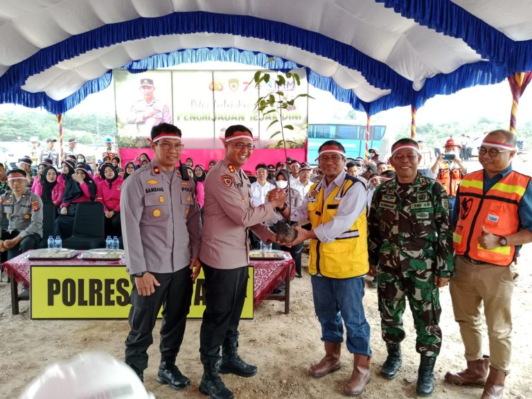 Kapolres Bontang Hadiri Penanaman Pohon Sejak Dini Secara Serentak