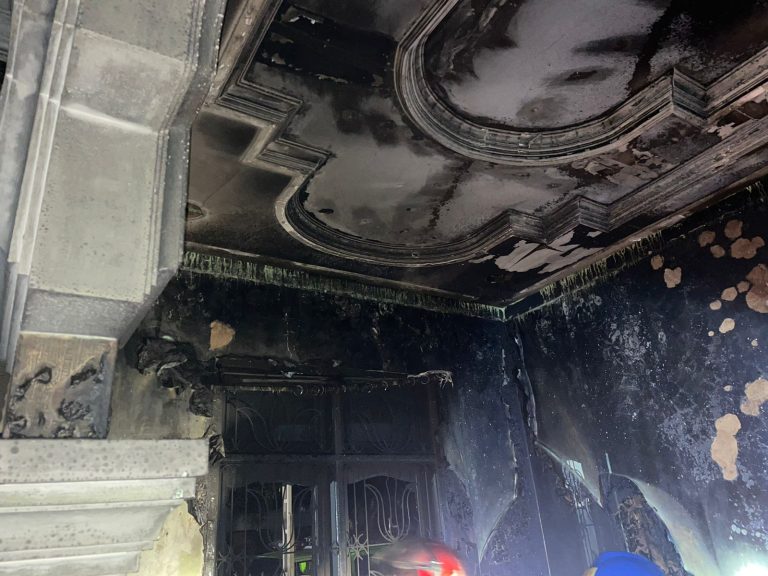 Baru Saja Ditinggal Keluar Pemilik, Rumah Lantai Tiga Terbakar