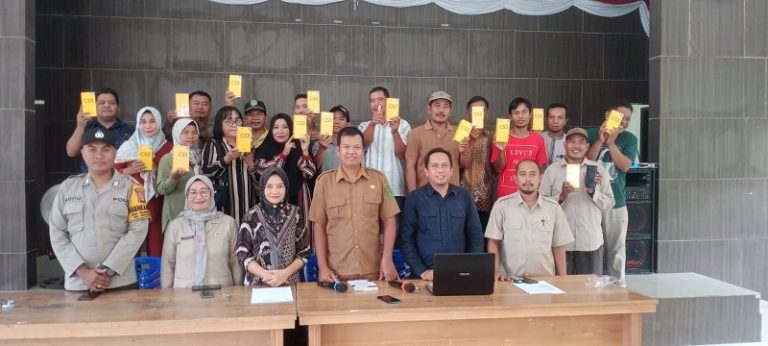 Bhabinkamtibmas Prangat Selatan Hadiri Penyaluran Bantuan Handphone Untuk Ketua RT Desa Prangat Selatan