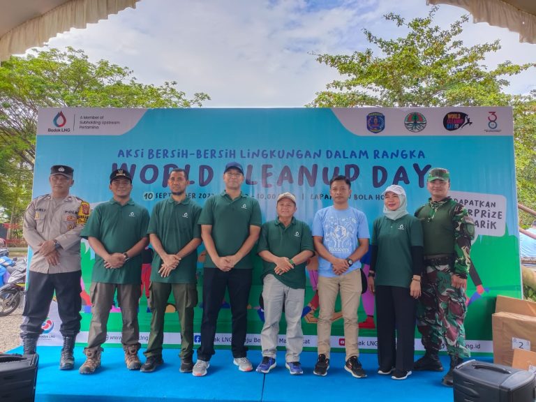 Perayaan World Clean Up Day Bhabinkamtibmas Satimpo Ajak Warga Peduli Kebersihan Lingkungan