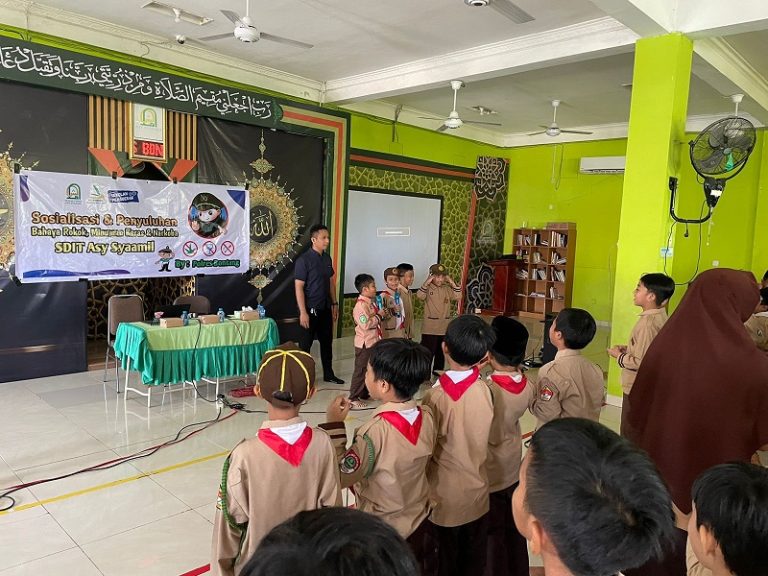Hindari Penyalahgunaan Narkoba Sejak Dini Sat Reskoba Polres Bontang sosialisasi di lingkungan Sekolah Dasar