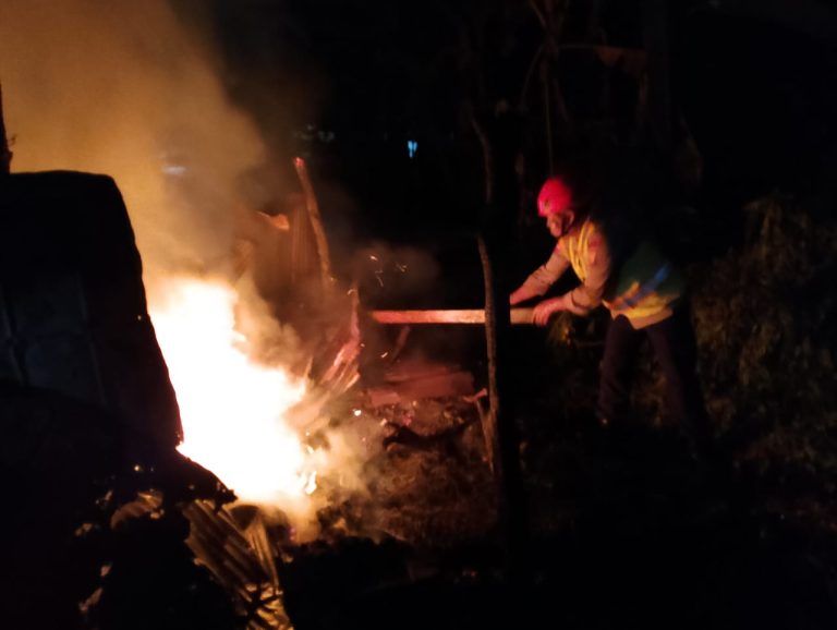 Personel Batalyon A Pelopor Satbrimob Polda Kaltim Sukses Lakukan Pemadaman Api di Jalan Pupuk Belakang UNIBA