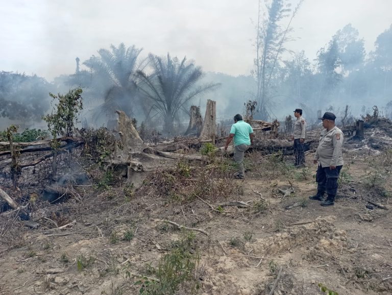 Kebakaran Lahan Terjadi Lagi Bhabinkamtibmas Ingatkan Warga Jangan membakar Sampah dekat Lahan Kosong