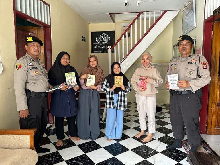 Peduli Terhadap Literasi Sat Samapta Polres Bontang Bagikan Sejumlah Buku