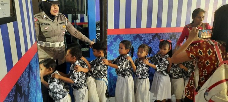 Kunjungan Anak-Anak TK Imanuel, Personil Sat Lantas Perkenalkan Rambu Lalu Lintas Sejak Dini