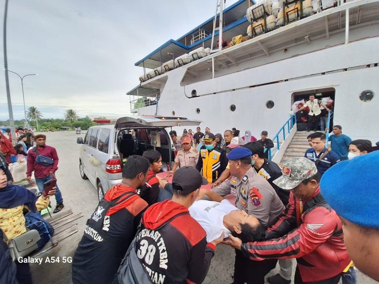 Bantuan Sat Polair Polres Bontang: Evakuasi Penumpang Sakit dari KM Binaiya