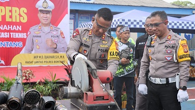 Konferensi Pers Pemusnahan Knalpot yang tidak sesuai spesifikasi, Kapolres Bontang Siap Fasilitasi Komunitas Motor