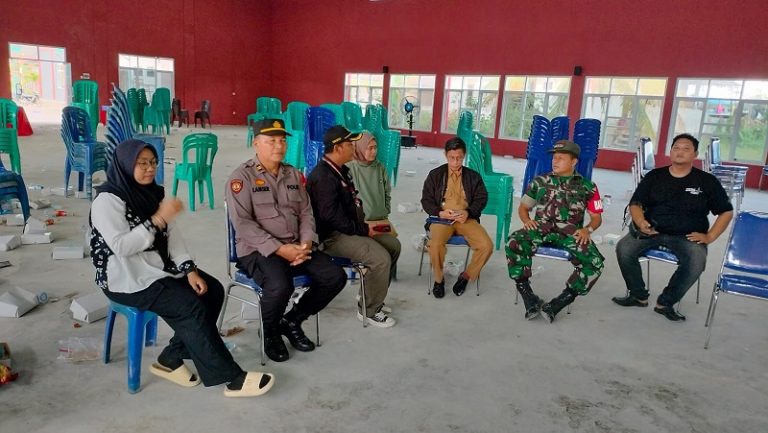 Waka Polsek Muara Badak Bersama Unsur Forkopimcam Muara Badak Cek Kelayakan Gudang Penyimpanan Logistik Pemilu 2024