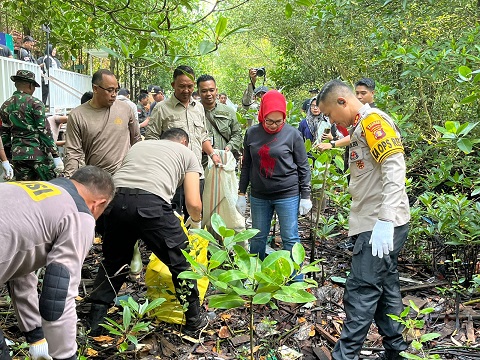 Peduli Lingkungan Polres Bontang Gelar Bersih Pesisir Bontang Presisi Bakti untuk Masyarakat