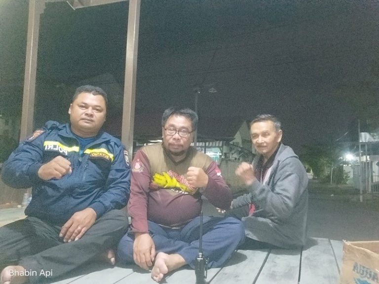Pertahankan Situasi Kamtibmas Tetap Kondusif, Bhabinkamtibmas Api-Api Koordinasi Keamanan Dengan Penjaga Malam