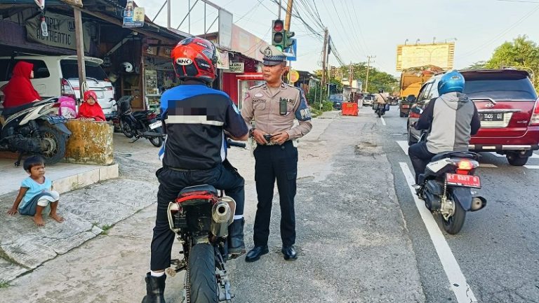Polres Bontang Gelar Strong Point dan Berikan Teguran Pelanggar Lalu Lintas dalam Ops Keselamatan Mahakam 2024
