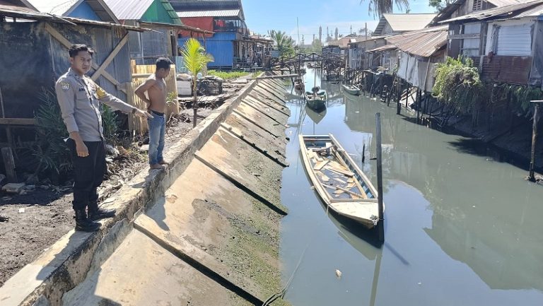 Datangi TKP Anak Tenggelam, Bhabinkamtibmas Ingatkan Warga Untuk Awasi Anaknya Saat Bermain