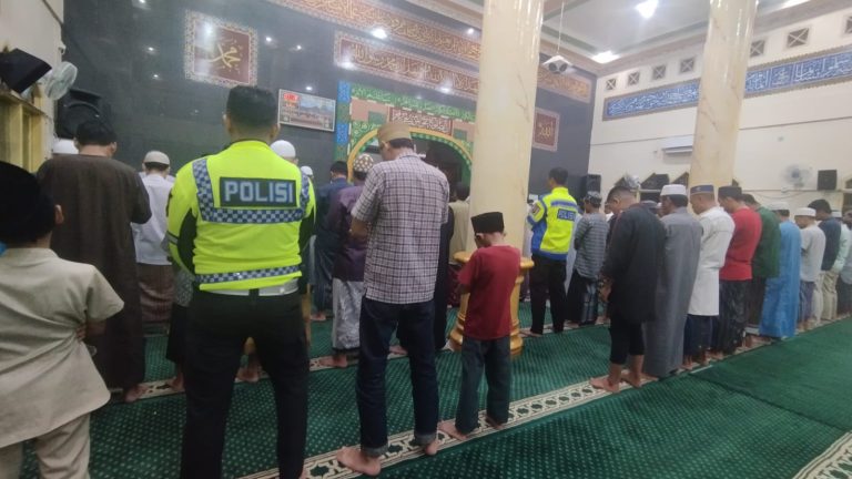 Sholat Subuh Bersama Warga, Personil Sat Lantas Polres Bontang Himbau Orang Tua mengawasi Anaknya Untuk Mencegah Terlibat Aksi Balap Liar