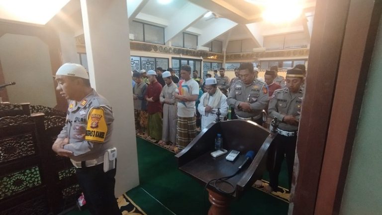 Mendulang Amal Ibadah di Bulan Penuh Rahmat dan Ampunan, Kasat Lantas Polres Bontang Jadi Imam Sholat Subuh Berjamaah