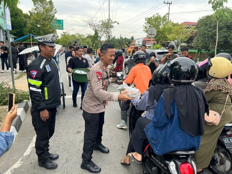 Hablum minallah” dan “hablum minnannas , Kapolres Bontang Bagikan Ta’jil Kepada Masyarakat
