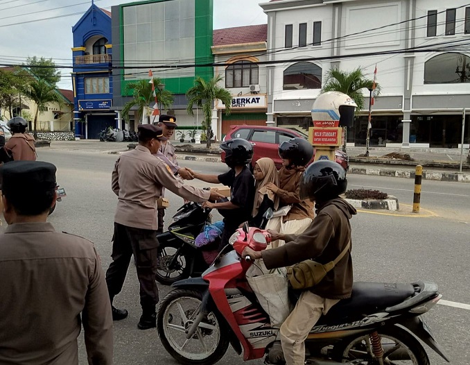 Berbagi Takjil Jadikan Sarana Pesan Kamtibmas Di Bulan Ramadhan