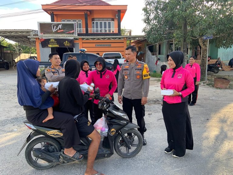 Mendulang Ridho’ Sang Pencipta Di Bulan Ramadhan, Waka Polres Bontang Berbagi Ta’jil Ke Masyarakat dan Musafir