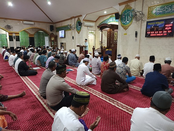 Jalin Hubungan Yang Baik Dengan Masyarakat Personil Polsek Bontang Selatan Sholat Subuh Berjamaah