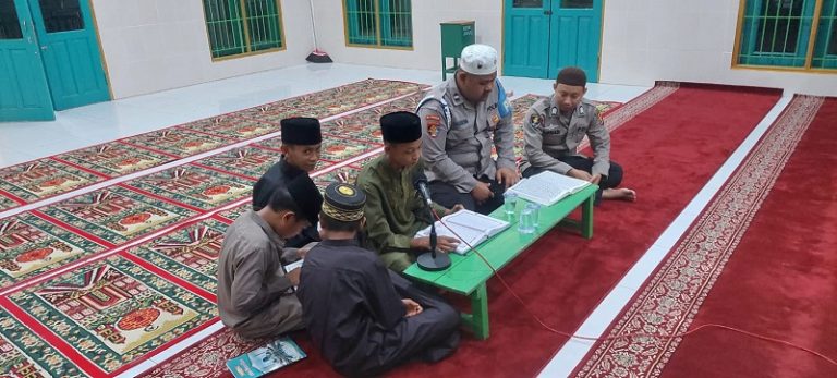 Mengajak Dalam Kebaikan, Polsek Muara Badak Tadarus Bersama Para Remaja