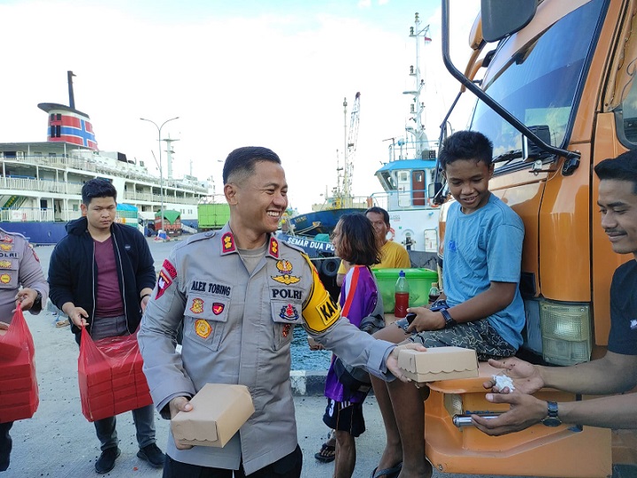 Berbagi Rahmat Ramadhan, Kapolres Bagikan Ta’jil kepada Awak Transportasi Umum, Buruh dan Musafir