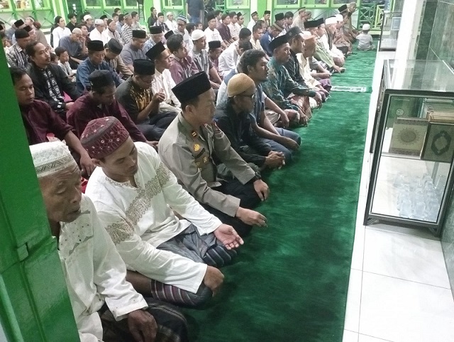 Tingkatkan Iman dan Taqwa, Kapolsek Sholat Berjamaah Bareng Warga