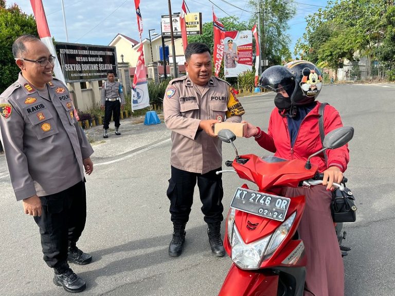 Mendulang Berkah Polsek Bontang Selatan Berbagi Takjil Pada Pengendara
