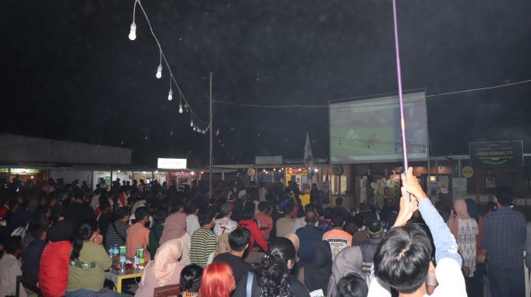 Polres Bontang Gelar Nobar Indonesia vs. Uzbekistan AFC U23 di Pujasera Imam Bonjol