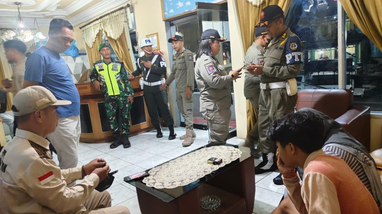 Bhabinkamtibmas Kelurahan Belimbing Bersama Satpol PP Melaksanakan Patroli Gabungan untuk Pengawasan Perda di Kecamatan Bontang Barat