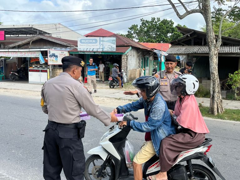 Ekspresikan Peduli Sosial, Waka Polres Bontang Pimpin Personil Berbagi Ta’jil