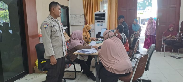 Bhabinkamtibmas Loktuan, Aiptu Bambang Sumantri S.H., Pantau Distribusi Bantuan Beras dari Perum Bolog melalui Kantor Pos Indonesia