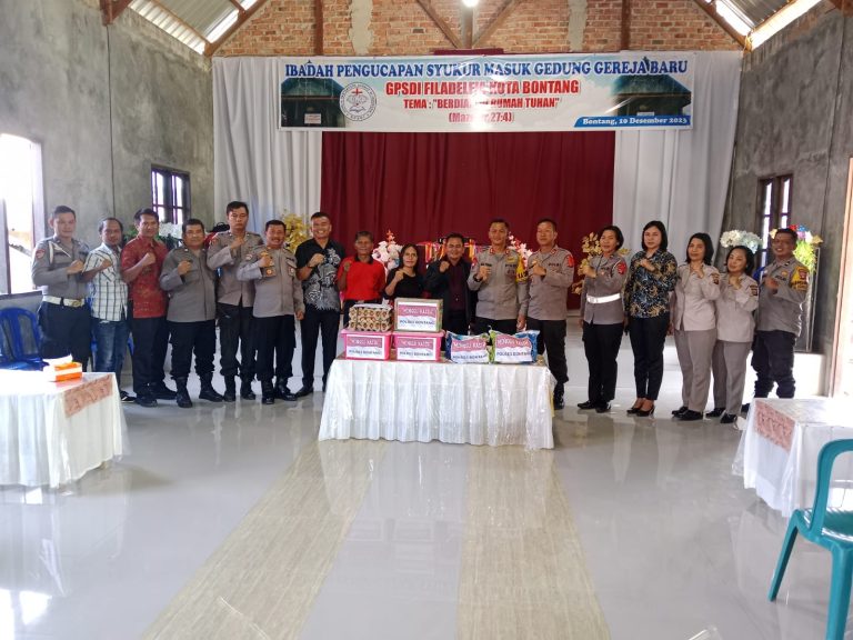 Minggu Kasih Kapolres Bontang Memberikan Bantuan Sembako kepada Pengurus Gereja GPSDI Filadelfia Bontang Barat