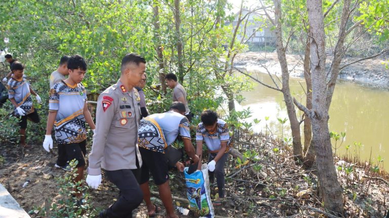 Peduli Lingkungan, Kapolres Bontang pimpin aksi bersih pesisir Bontang Kuala